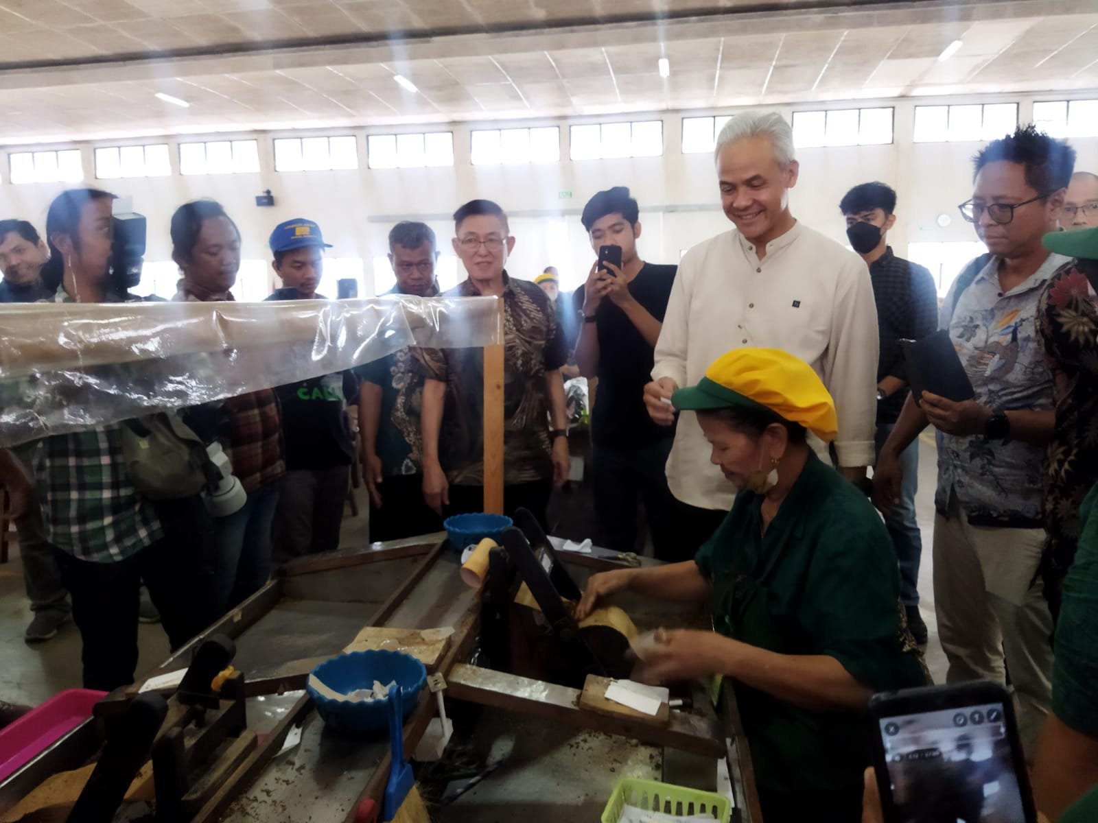 Usai ke Ponpes Al Hikam, Ganjar Dialog Bersama Buruh Pabrik Rokok 1 sekarangaja