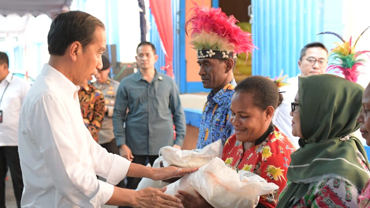 Kunjungan Kerja Ke Papua, Presiden Jokowi Bagikan Bantuan Cadangan Beras Pemerintah 1 sekarangaja