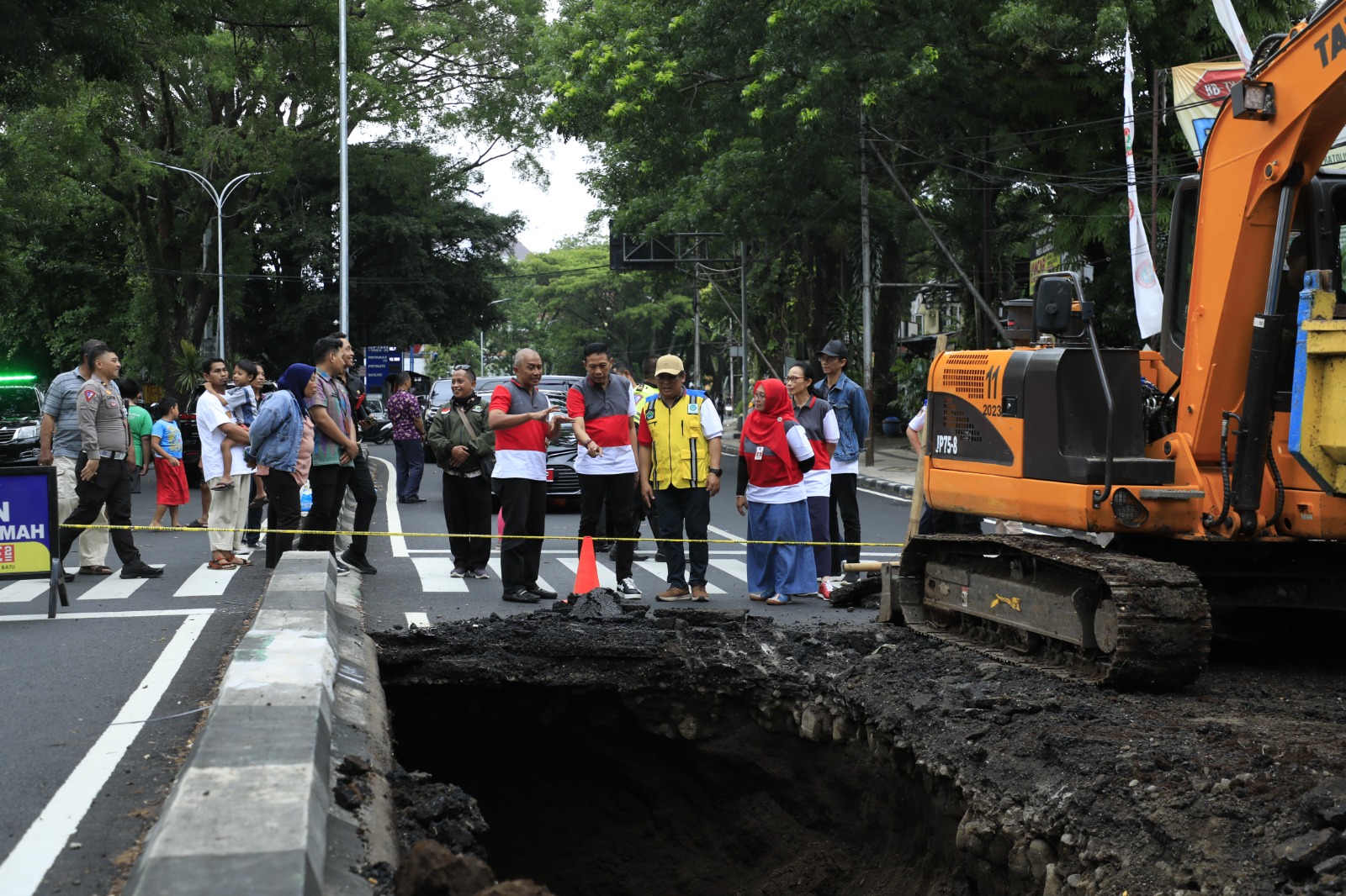 Kebut Perbaiki Jalan Ambles Agar Lalin Lancar 1 sekarangaja