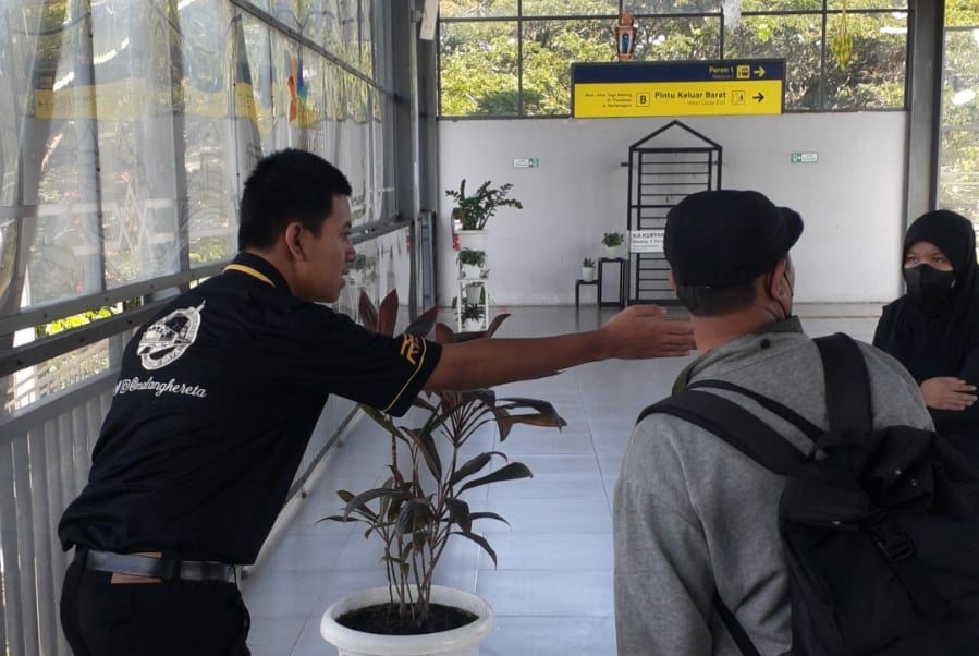 Salut, Relawan Komunitas Railfans Ikut Sukseskan Angkutan Lebaran 2024 di Stasiun 1 sekarangaja