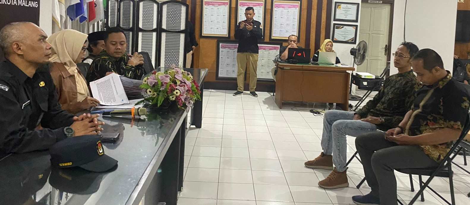 Dua Paslon Wali Kota Malang Independen Serahkan Syarat Dukungan di KPU, Salah Satunya Sam HC-Rizky Boncell 2 Briyan Cahya Saputra-Ahmad Yani tiba di KPU Kota Malang, Minggu (12/5/2024) malam untuk menyerahkan berkas dukungan calon Wali Kota-Wawali Kota Malang melalui jalur independen atau perseorangan.