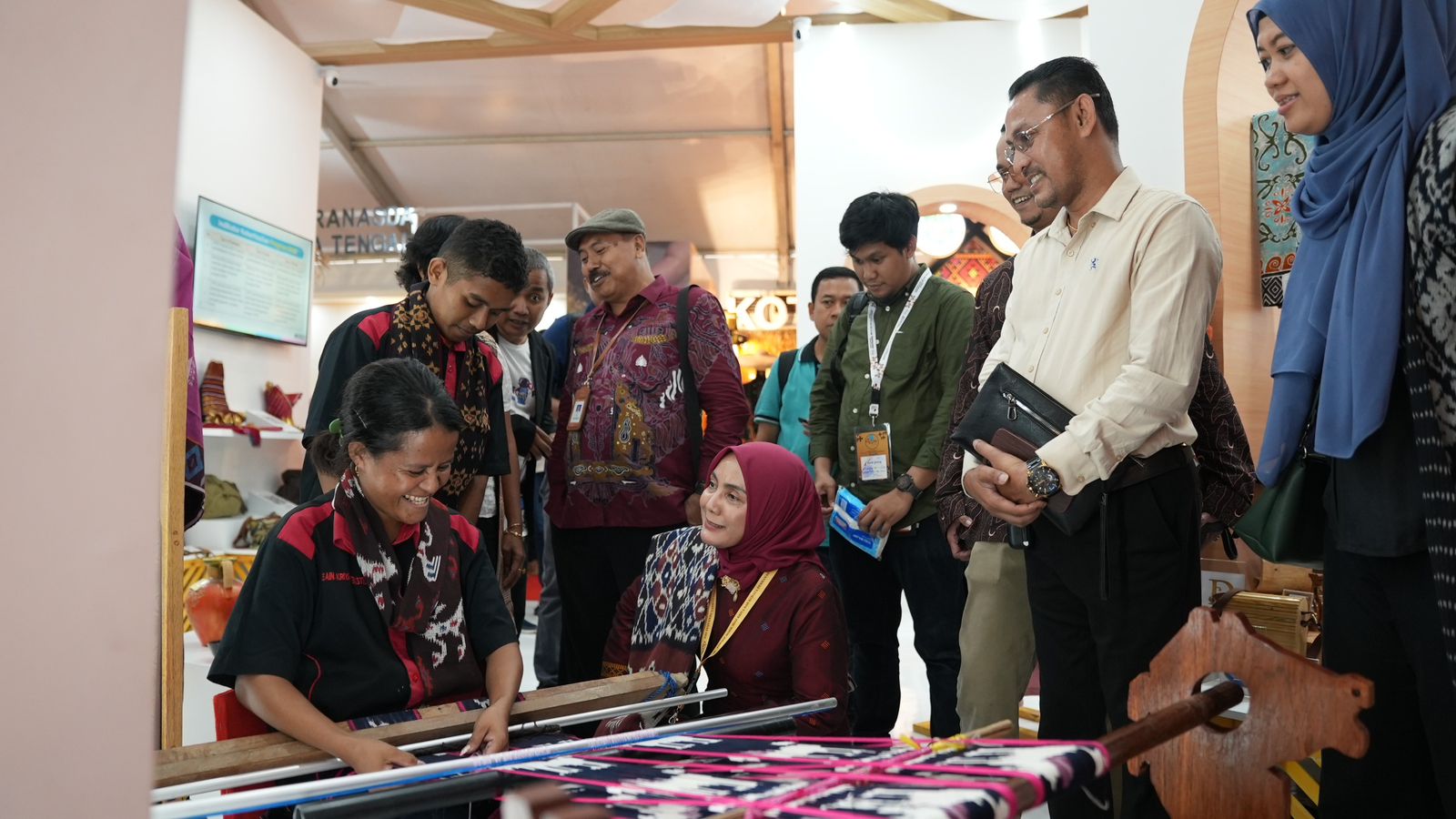 Tekun Tenun dan Kriya Peserta Didik Vokasi Ikut Meriahkan HUT Ke-44 Dekranas 1 sekarangaja