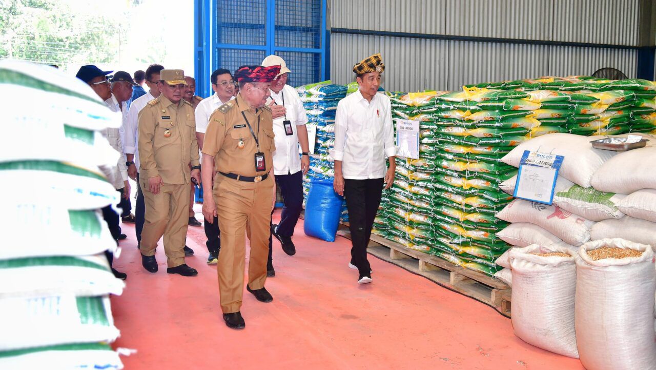 Ke Muna, Presiden Jokowi Tinjau Stok Beras dan Bagikan Bantuan Pangan 1 sekarangaja