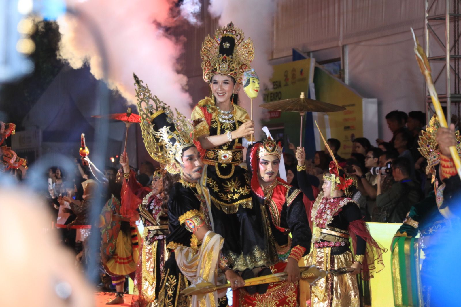 Parade Pratnyaparamita ing Malang Meriahkan Karnaval Budaya Nusantara Apeksi 2024 1 sekarangaja
