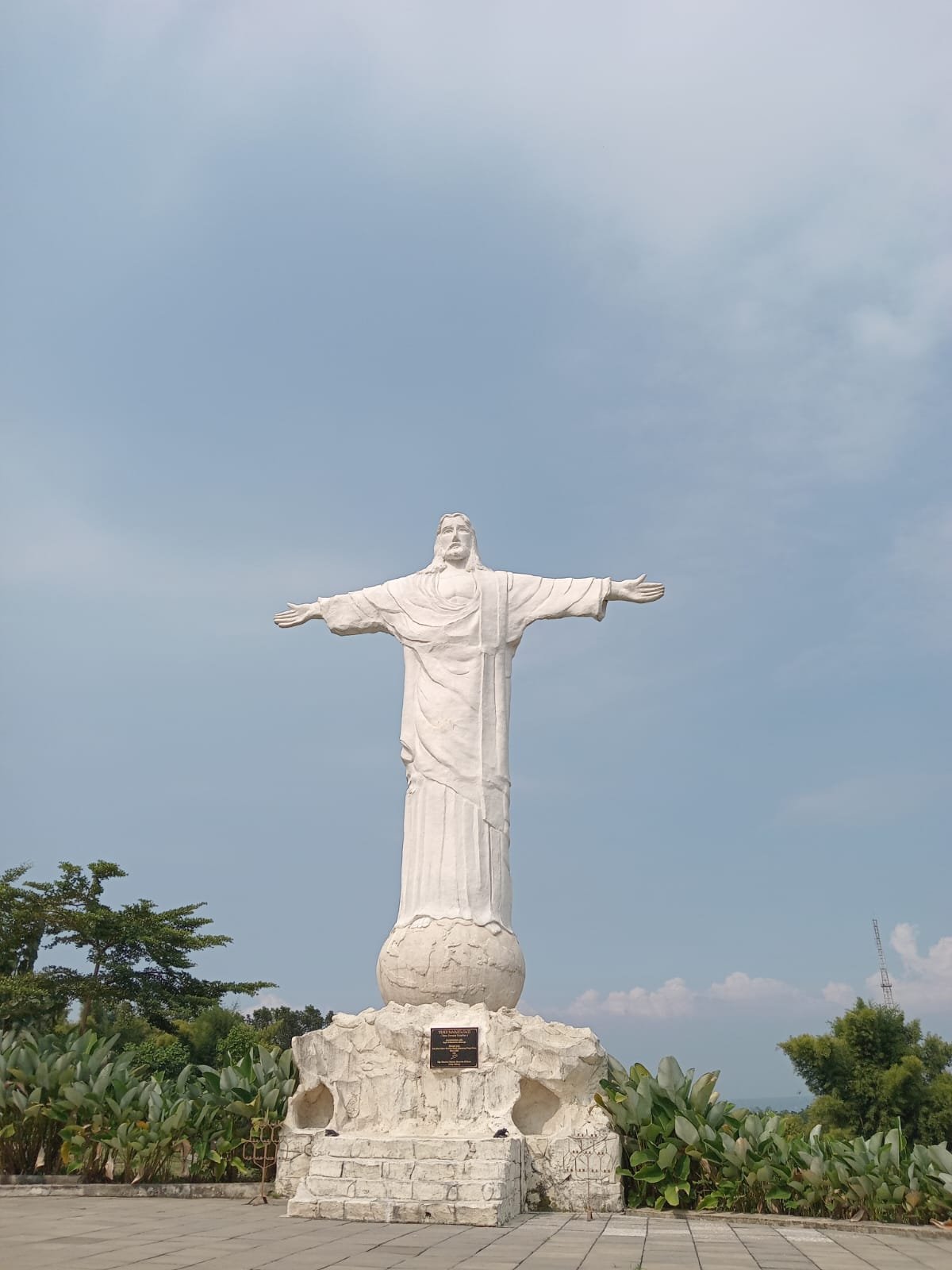Taman Doa dan Kolumbarium Karmel Paranti Jati Pandanlandung No 48a, Desa Kalisongo Kecamatan Dau Kabupaten Malang.
