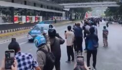 Ribuan Orang Tunggu Paus Fransiskus di Pinggir Jalanan Jakarta 19 sekarangaja