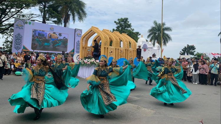 Ribuan Warga Saksikan Parade Pawai Ta’aruf MTQ Nasional XXX di Samarinda 1 sekarangaja