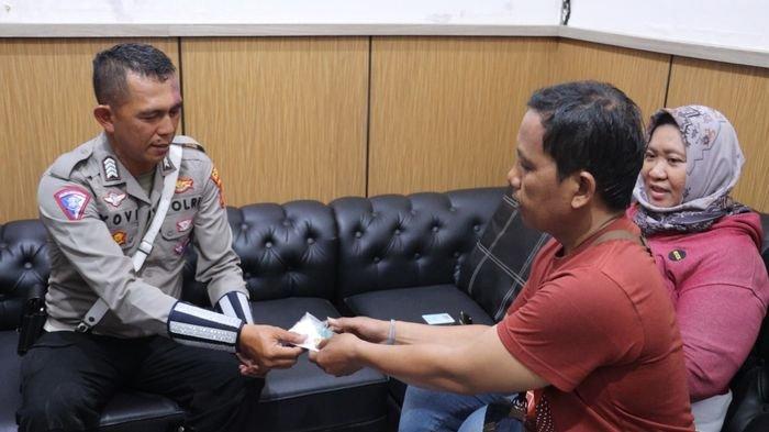 Salut! Polisi Jujur Kembalikan Emas Milik Warga Tegal yang Terjatuh di Majalengka 1 sekarangaja
