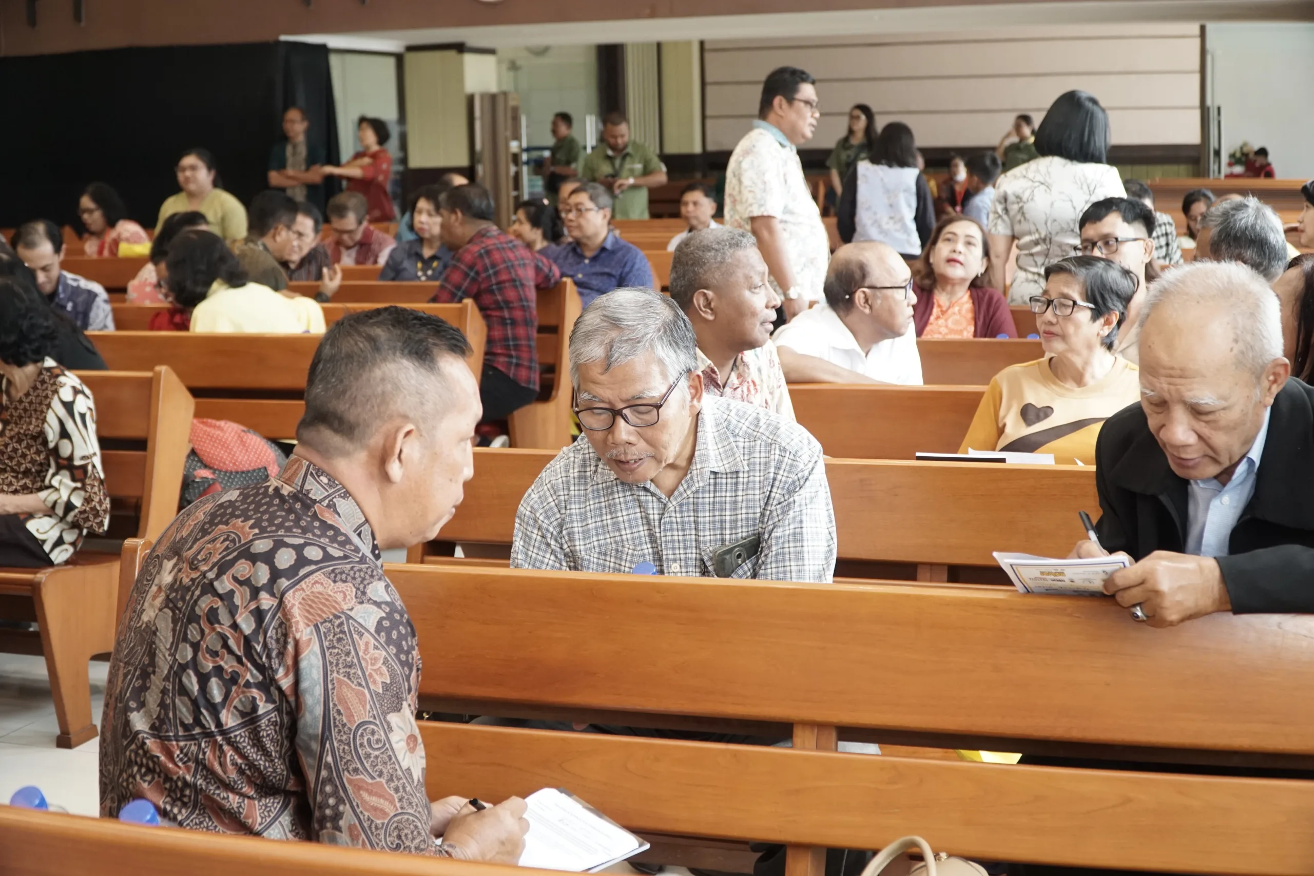 Peserta Seminar Pertumbuhan Gereja sedang melakukan diskusi. (foto: Penerbit Gandum Mas)