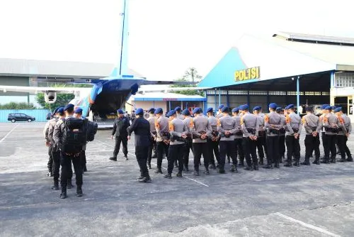 Polri Kerahkan Pesawat CN dan Fokker untuk Distribusi Logistik ke Lokasi Bencana Sumatera 1 sekarangaja