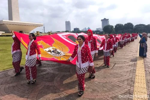 Komunitas Cinta Kebaya Depok Bentang Batik 27 Meter di Monas 1 sekarangaja
