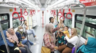 Malam Tahun Baru LRT Jakarta Beroperasi Sampai Dini Hari 2 sekarangaja