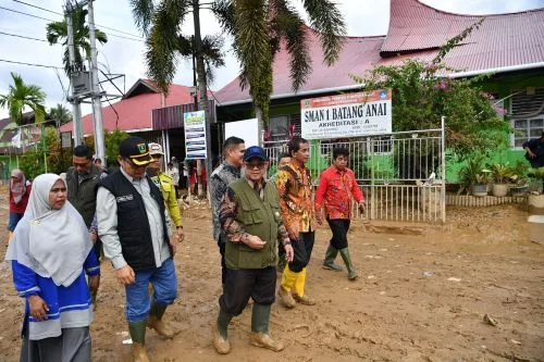 Murid SMAN 1 Batang Anai Anggap Kehadiran Mendikdasmen Meringankan Beban 1 sekarangaja
