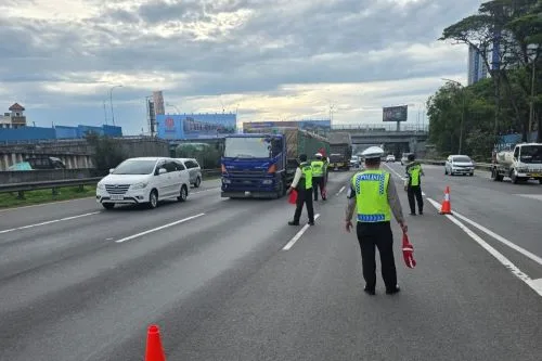 Gelar Penertiban Kendaraan Sumbu Tiga di Tol Jakarta–Tangerang 1 sekarangaja