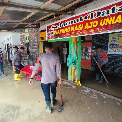 Tim SAR Korbrimob Polri Resimen II Sisir Lokasi Banjir Agam, Bantu Pemulihan Rumah Warga 1 sekarangaja