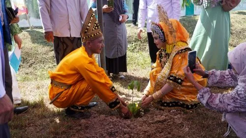 Pengantin Merawat Alam, Tanam Pohon Usai Akad Nikah di KUA Ampana Kota Sulawesi Tengah 1 sekarangaja
