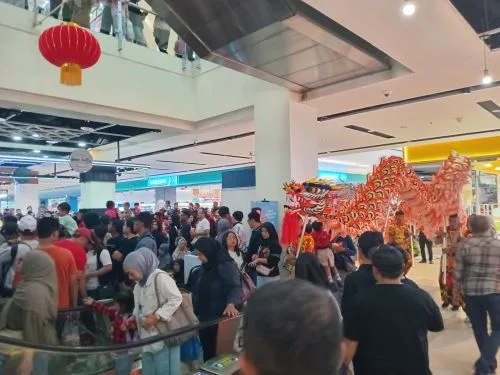 Serunya Barongsai Menyapa Pengunjung Matos 1 sekarangaja