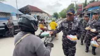 Prajurit KRI Terapang-648 Bagi Takjil untuk Masyarakat Baubau 2 sekarangaja