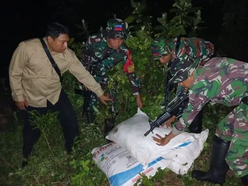 Cegah Kerugian Negara, Satgas Pamtas Yonarhanud 2 Kostrad Gagalkan Penyelundupan 1/4 Ton Pupuk Ilegal 2 sekarangaja