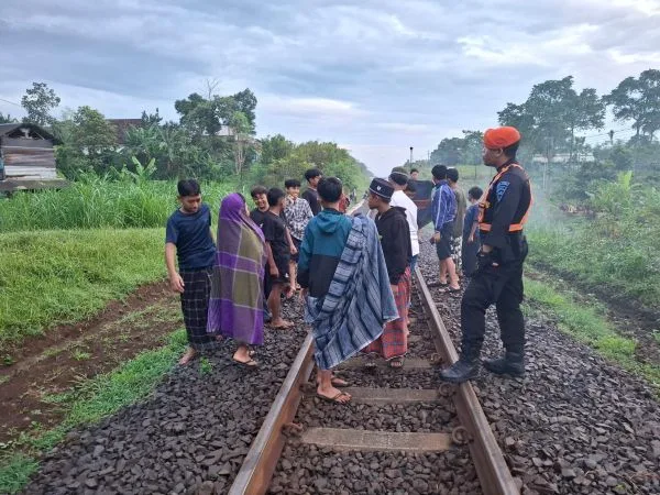 KAI Ingatkan Warga Malang Patuhi Aturan, Ngabuburit di Sekitar Jalur Rel Berisiko Fatal 1 sekarangaja