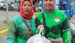 Tangguh dan Inspiratif, Emak-Emak Driver Ojol Malang Ini Tetap Bekerja saat Lebaran 7 sekarangaja