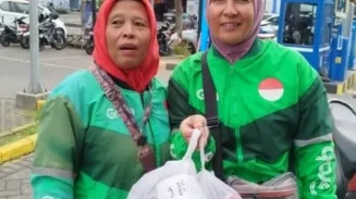 Tangguh dan Inspiratif, Emak-Emak Driver Ojol Malang Ini Tetap Bekerja saat Lebaran 2 sekarangaja
