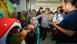 Pantau Arus Mudik di Jawa Timur, Kapolri Tinjau Stasiun Surabaya Gubeng 8 sekarangaja