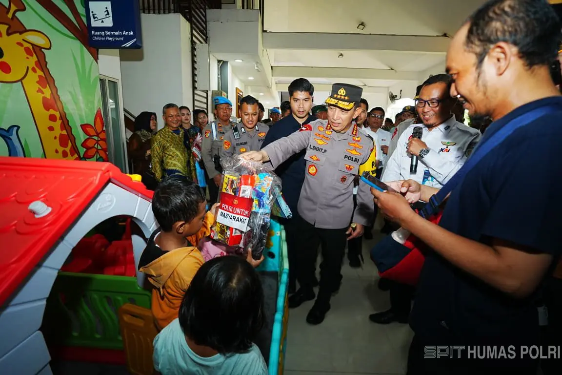 Pantau Arus Mudik di Jawa Timur, Kapolri Tinjau Stasiun Surabaya Gubeng 1 sekarangaja
