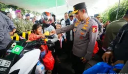 Kapolri Pastikan Pemudik Aman Selamat Sampai Tujuan saat Tinjau Arus Balik di Pelabuhan Bakauheni 7 sekarangaja