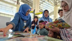 Mudik Asyik Baca Buku 2026, Kemendikdasmen Bagi Ribuan Buku Gratis di Terminal Pulo Gebang 8 sekarangaja