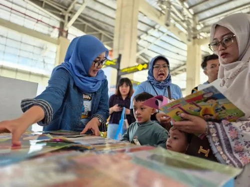 Mudik Asyik Baca Buku 2026, Kemendikdasmen Bagi Ribuan Buku Gratis di Terminal Pulo Gebang 1 sekarangaja