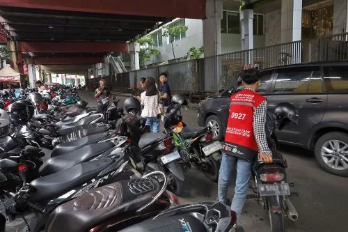Euforia Belanja Jelang Lebaran, Dishub Surabaya Tertibkan Parkir Kawasan Pertokoan 1 sekarangaja