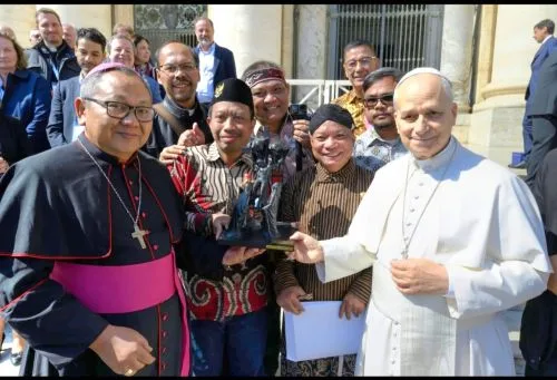 Kejutan Indonesia untuk Vatikan, Patung Pertama St Yusuf dari Arimatea karya Indonesia Diserahkan kepada Paus Leo XIV 1 sekarangaja