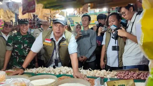 Dirut Bulog Sidak Harga Bahan Pokok di Pasar Wonokromo 1 sekarangaja