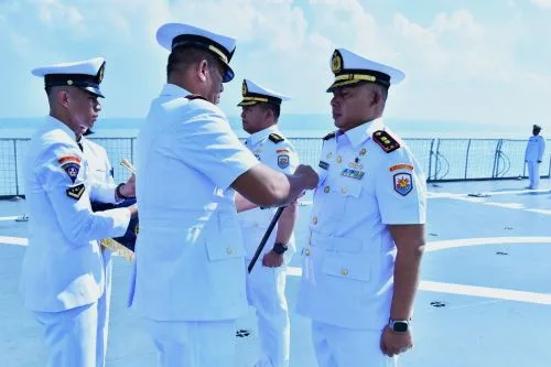 Tongkat Komandan KRI dr Soeharso-990 berpindah, Kini Dijabat Letkol Laut (P) Ivan Halim 1 sekarangaja