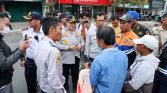 Surabaya Terapkan Parkir Non Tunai, Jukir yang Tolak Aktivasi Rekening Bakal Diganti 2 sekarangaja