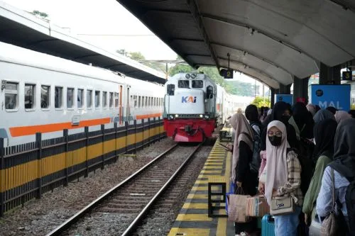 Libur Panjang Ribuan Orang Naik Kereta Api di Stasiun Malang 1 sekarangaja