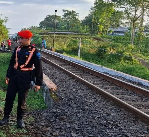 Libur Sekolah Tak Main di Jalur Kereta Api Malang 1 sekarangaja