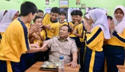 Presiden Prabowo Tinjau MBG di SMPN 111 Jakarta 7 sekarangaja