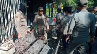 Dua Kursi Besi Berlogo Pemkot Surabaya Ditemukan di Lapak Barang Bekas Langsung Diamankan Satpol PP 2 sekarangaja