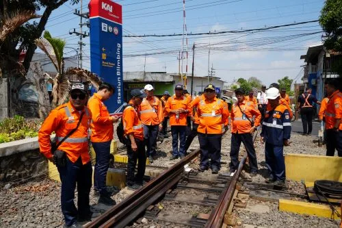 PT KAI Daop 8 Surabaya Cek Lintas Jalan Kaki Bertema High Performing Team Railway Safety 1 sekarangaja