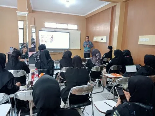 Universitas Ma Chung Komitmen Dukung Peningkatan Mutu SMK Farmasi Maharani Malang Melalui Pelatihan Guru 1 sekarangaja