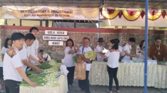 Umat Buddha Padati Halaman Gereja Katolik Bunda Maria Sapta Duka untuk Registrasi Asadha Mahapuja 2 sekarangaja