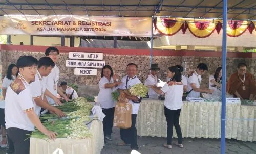 Umat Buddha Padati Halaman Gereja Katolik Bunda Maria Sapta Duka untuk Registrasi Asadha Mahapuja 1 sekarangaja