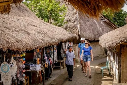 Kebakaran Desa Adat Sade Lombok, Poltekpar Lombok Disiagakan Bantu Warga 1 sekarangaja