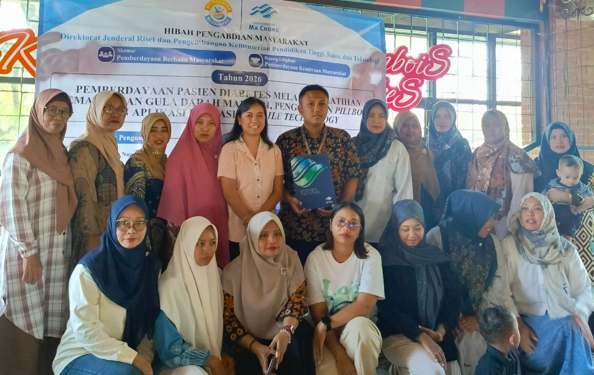 Universitas Ma Chung Serahkan Alat Ukur Cek Gula Darah untuk Kader PKK Desa Ngenep Kabupaten Malang 1 sekarangaja