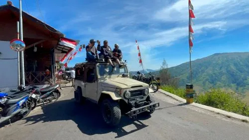 Komunitas Jip Bromo Bergerak Bantu Padamkan Kebakaran Gunung Bromo 1 sekarangaja