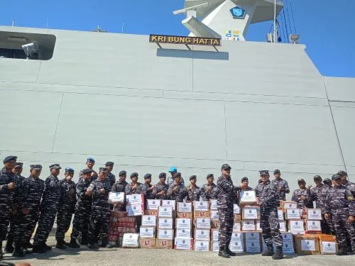 KRI Bung Hatta-370 Dikerahkan Menuju NTT Bawa Bantuan untuk Warga Terdampak Gempa 2 sekarangaja