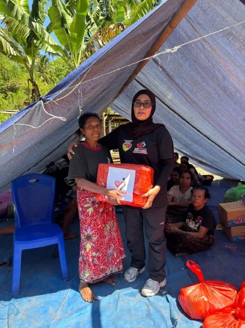 Kepala Badan Penghubung NTT Bersama Tim Aksi Peduli Gempa Flores Distribusi Bantuan ke Lokasi Gempa Bumi 1 sekarangaja