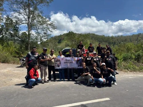 Kepala Badan Penghubung NTT Bersama Tim Aksi Peduli Gempa Flores Distribusi Bantuan ke Lokasi Gempa Bumi 2 sekarangaja